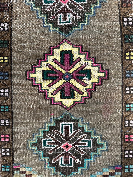 Truffle Confetti Mini Rug – Vintage Geometric Wool Accent Rug – 1’6” x 2’7”