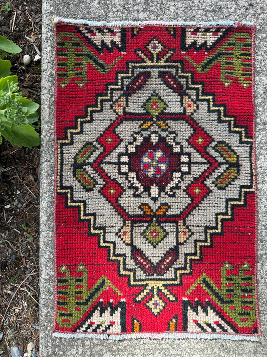 Poppy Ember Ultra Mini Rug – Vintage Geometric Wool Accent Rug – 1’2” x 1’10”