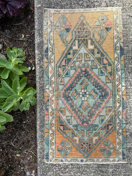 Creamsicle Mini Rug – Vintage Geometric Wool Accent Rug – 1’4” x 2’7”