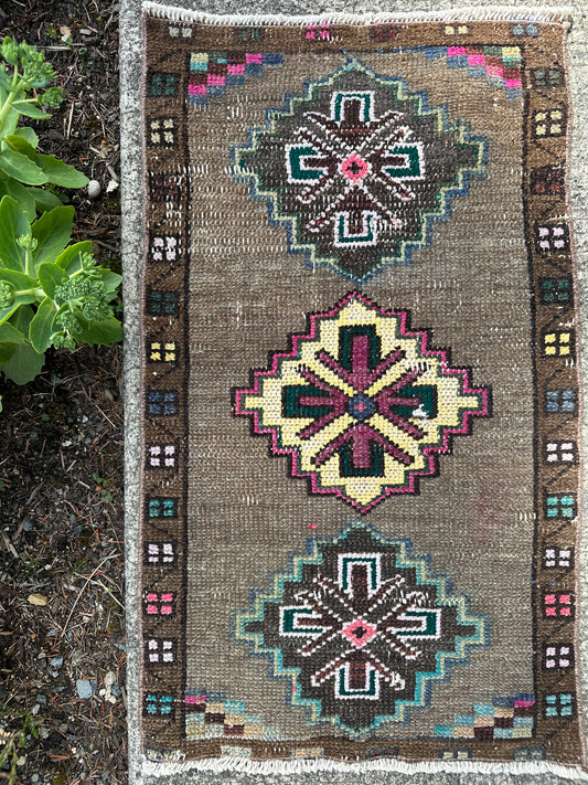 Truffle Confetti Mini Rug – Vintage Geometric Wool Accent Rug – 1’6” x 2’7”